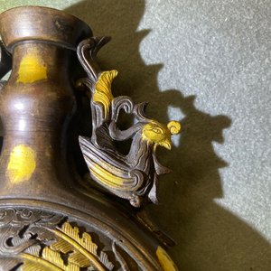Een Chinese met vergulding bespatte bronzen vaas met feniksen, Qianlong merk, 18/19e eeuw — foto 10