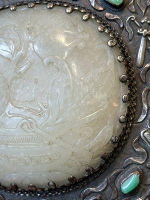 Een Chinese met witte jade gemonteerde en edelstenen ingelegde zilveren handspiegel, 19/20e eeuw — foto 2