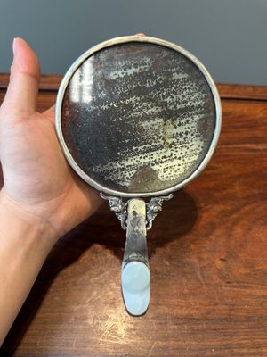 Een Chinese met witte jade gemonteerde en edelstenen ingelegde zilveren handspiegel, 19/20e eeuw — foto 9