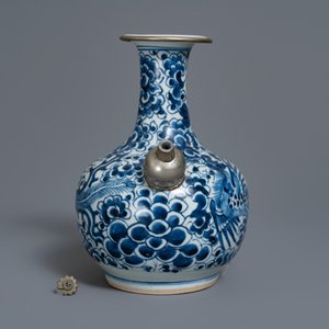 Een Chinese met zilver gemonteerde blauw-witte 'Bleu de Hue' kendi voor de Vietnamese markt, 19e eeuw — foto 7