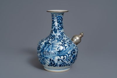Een Chinese met zilver gemonteerde blauw-witte 'Bleu de Hue' kendi voor de Vietnamese markt, 19e eeuw