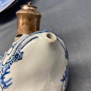 Een Chinese met zilver gemonteerde blauw-witte kendi in de vorm van een kikker, Wanli — foto 13