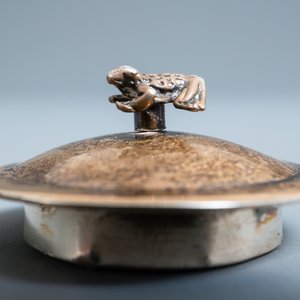 Een Chinese met zilver gemonteerde blauw-witte kendi in de vorm van een kikker, Wanli — foto 7
