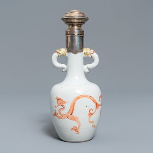 Een Chinese met zilver gemonteerde vaas met ijzerrood decor van een draak en een feniks, Kangxi — foto 3