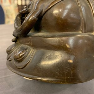 Een Chinese met zilver ingelegde bronzen figuur van Guanyin op een draak, Shisou merk, 18/19e eeuw — foto 16