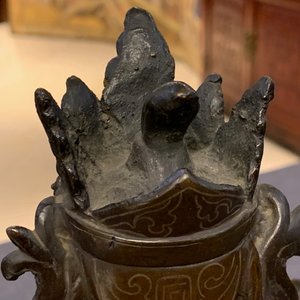 Een Chinese met zilver ingelegde bronzen figuur van Guanyin op een draak, Shisou merk, 18/19e eeuw — foto 18