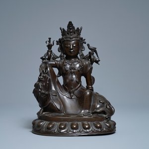 Een Chinese met zilver ingelegde bronzen figuur van Guanyin op een draak, Shisou merk, 18/19e eeuw — foto 2