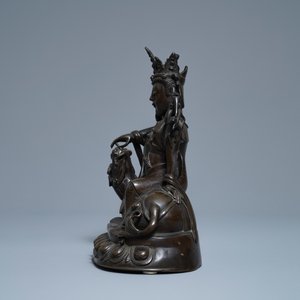 Een Chinese met zilver ingelegde bronzen figuur van Guanyin op een draak, Shisou merk, 18/19e eeuw — foto 5