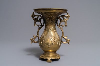 Een Chinese met zilver ingelegde bronzen vaas, 18/19e eeuw