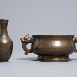 Een Chinese met zilver ingelegde bronzen wierookbrander en een vaas, Shishou merk, 19e eeuw — foto 1