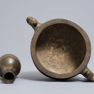 Een Chinese met zilver ingelegde bronzen wierookbrander en een vaas, Shishou merk, 19e eeuw — foto 5