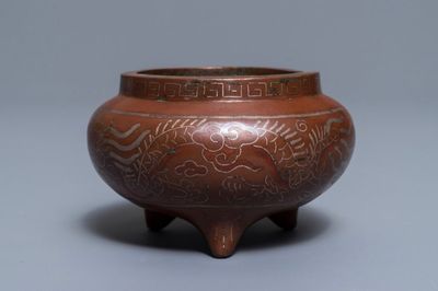 Een Chinese met zilver ingelegde bronzen wierookbrander, Xuande merk, 19e eeuw