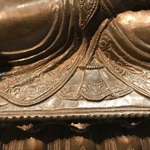 Een Chinese Ming-stijl bronzen figuur van Boeddha, Qianlong — foto 20