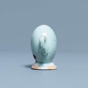 Een Chinese miniatuur cadogan perzikvormige theepot met junyao glazuur, Kangxi/Qianlong — foto 3
