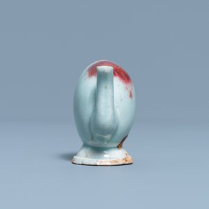 Een Chinese miniatuur cadogan perzikvormige theepot met junyao glazuur, Kangxi/Qianlong — foto 5