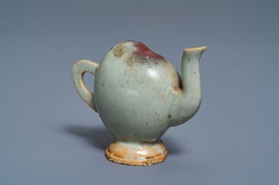 Een Chinese miniatuur 'cadogan' perzikvormige theepot met junyao glazuur, Kangxi/Qianlong