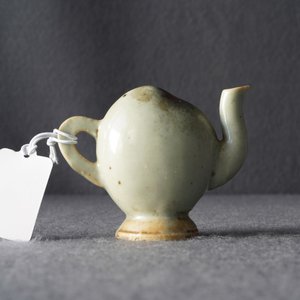 Een Chinese miniatuur 'cadogan' perzikvormige theepot met junyao glazuur, Kangxi/Qianlong — foto 9