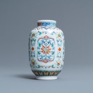 Een Chinese miniatuur doucai vaas, Yongzheng merk en periode — foto 3