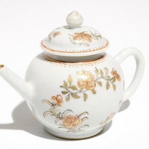 Een Chinese miniatuur theepot met floraal grisailledecor, 18e eeuw — foto 1