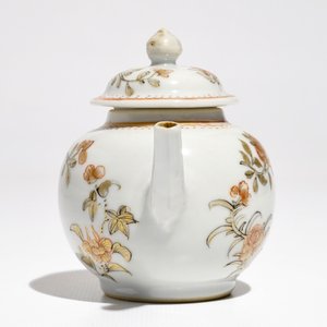 Een Chinese miniatuur theepot met floraal grisailledecor, 18e eeuw — foto 3
