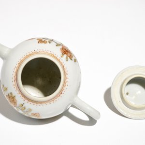 Een Chinese miniatuur theepot met floraal grisailledecor, 18e eeuw — foto 6