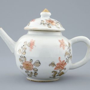 Een Chinese miniatuur theepot met grisaille en verguld decor, Qianlong, 18e eeuw — foto 2
