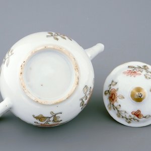 Een Chinese miniatuur theepot met grisaille en verguld decor, Qianlong, 18e eeuw — foto 3