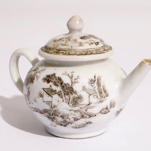 Een Chinese miniatuur theepot met grisaille landschapsdecor, Yongzheng — foto 1