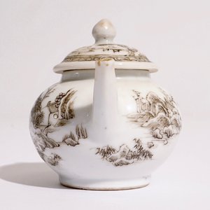 Een Chinese miniatuur theepot met grisaille landschapsdecor, Yongzheng — foto 3