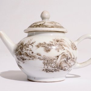 Een Chinese miniatuur theepot met grisaille landschapsdecor, Yongzheng — foto 4