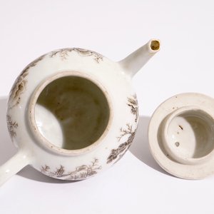 Een Chinese miniatuur theepot met grisaille landschapsdecor, Yongzheng — foto 6
