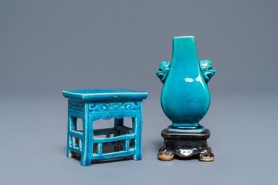 Een Chinese miniatuur vaas op sokkel en een tafeltje in turquoise en aubergine glazuur, Kangxi