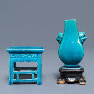 Een Chinese miniatuur vaas op sokkel en een tafeltje in turquoise en aubergine glazuur, Kangxi — foto 2