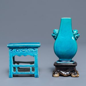 Een Chinese miniatuur vaas op sokkel en een tafeltje in turquoise en aubergine glazuur, Kangxi — foto 4