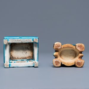 Een Chinese miniatuur vaas op sokkel en een tafeltje in turquoise en aubergine glazuur, Kangxi — foto 6