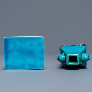 Een Chinese miniatuur vaas op sokkel en een tafeltje in turquoise en aubergine glazuur, Kangxi — foto 7