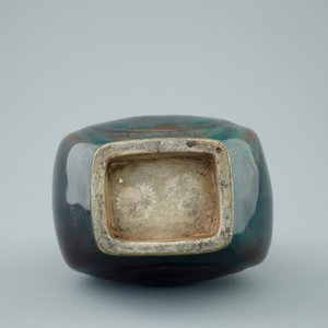 Een Chinese monochrome aubergine Fanghu vaas, 19e eeuw — foto 7