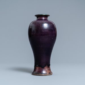 Een Chinese monochrome aubergine-geglazuurde 'meiping' vaas, Ming — foto 2