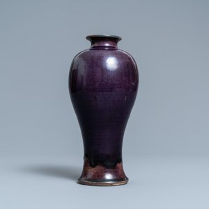 Een Chinese monochrome aubergine-geglazuurde 'meiping' vaas, Ming — foto 3