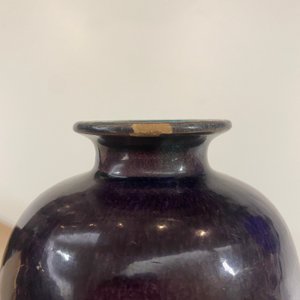 Een Chinese monochrome aubergine-geglazuurde 'meiping' vaas, Ming — foto 7