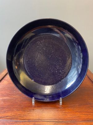 Een Chinese monochrome aubergine-geglazuurde schotel, Qianlong merk en periode — foto 1