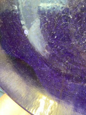 Een Chinese monochrome aubergine-geglazuurde schotel, Qianlong merk en periode — foto 4