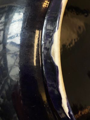 Een Chinese monochrome aubergine-geglazuurde schotel, Qianlong merk en periode — foto 9