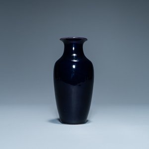 Een Chinese monochrome aubergine-geglazuurde vaas, Kangxi — foto 1