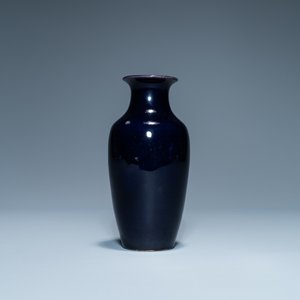 Een Chinese monochrome aubergine-geglazuurde vaas, Kangxi — foto 3