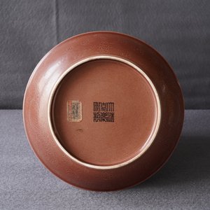 Een Chinese monochrome aubergine schotel met onderglazuur drakendecor, Jiaqing merk en periode — foto 24