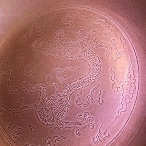 Een Chinese monochrome aubergine schotel met onderglazuur drakendecor, Jiaqing merk en periode — foto 3