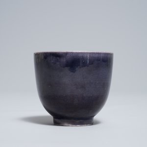 Een Chinese monochrome aubergine wijnkom, Jiajing merk, 19/20e eeuw — foto 3