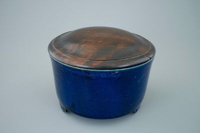 Een Chinese monochrome blauwe cylindrische wierookbrander met houten deksel, 19e eeuw