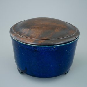 Een Chinese monochrome blauwe cylindrische wierookbrander met houten deksel, 19e eeuw — foto 1